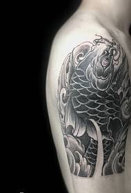 큰 팔 흑백 오징어 문신 패턴은 매우 정력적입니다.