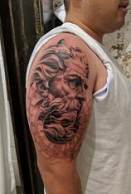 Melns pelēks reālistisks tetovējums vīrieša personāža lielā roka uz melna rakstura tetovējuma attēla