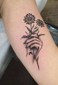 Büyük kol küçük taze çiçek el dövme deseni