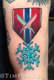 Pari isoa käsivarren tatuointeja poika iso käsivarsi lumihiutale ja kilpi tatuointi kuvia