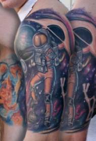 ilustrim tatuazhi i krahut të madh krah figurës mashkullore në fotografinë kozmike dhe astronautike të tatuazheve