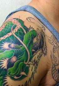 Pekný a pekný drak tetovanie