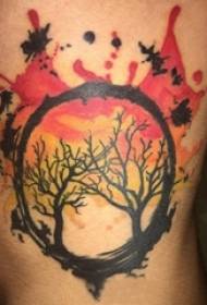 Тату с деревом, бедро мальчика, цветное изображение татуировки дерева