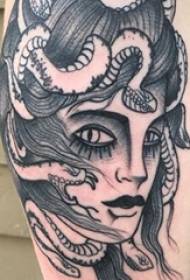Immagine del tatuaggio della medusa Immagine maschio del Medusa sull'immagine nera grigia del tatuaggio della medusa