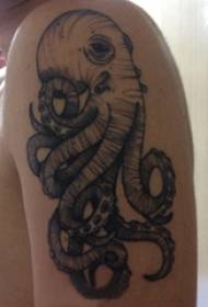 Illustrazione del tatuaggio del grande braccio grande braccio maschio sull'immagine nera del tatuaggio del polipo