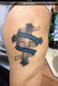 Tattoo krahu i madh i një djali të vogël kryq mbi foton me tatuazh kryq të ngjyrosur
