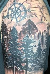 森のダブルビッグアームタトゥー男性のビッグアームとコンパスのタトゥーの写真