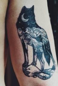 Garçons gros bras sur le point noir épine ligne simple petit animal loup silhouette paysage tatouage photo