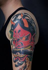 Grande braccio colorato in stile giapponese come un tatuaggio