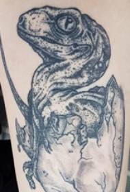 Coscia tedesca della ragazza del tatuaggio del dinosauro sull'immagine tedesca del tatuaggio del dinosauro