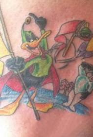 Šlaunies tatuiruotės patino berniuko šlaunys ant spalvoto animacinio tatuiruotės paveikslo