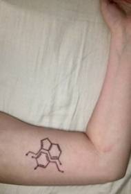 Tato elemen kimia pria lengan besar pada gambar tato elemen kimia hitam