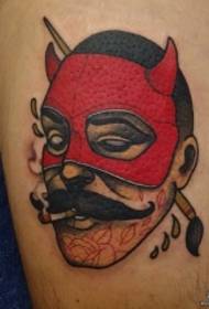 Padrão de tatuagem de máscara de diabo de personagem de braço grande