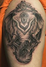 Tetování s černým a bílým slonem boha slona je velmi individuální