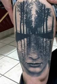 Lår tatuering manlig pojke lår på skogen och karaktär tatuering bild