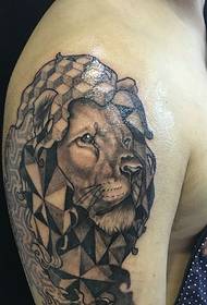 Tetovaža lev tatoo v velikem stilu roke