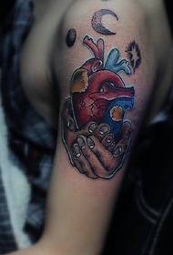 Tatuaje creativo con tótem creativo en cor brazo grande