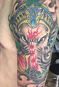 Grutte earmkleur oaljefant god tattoo patroan is benammen skitterend