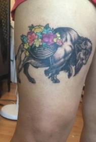 Bála állati tetoválás lány tetovált tetovált tehén és virág tetoválás kép a combján