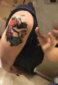 Grutte earm tatoeage yllustraasje famke grutte earm op blom- en kat tatoeage foto