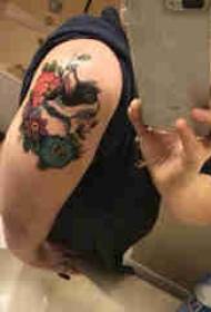 Braccio della ragazza dell'illustrazione del tatuaggio del grande braccio grande sull'immagine del tatuaggio del gatto e del fiore