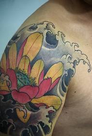Tradisioneel helder en kleurvolle grootarm lotus-tatoo-patroon