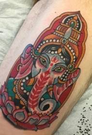 Tetovanie ako boh, samec slona na stehne, farebný obrázok tetovania slona