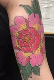 Ziedu tetovējums, zēna rokas, apgleznoti ziedi, tetovējuma attēli