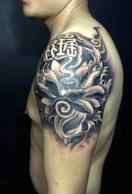 'n Ryk en welige tatoeëermerk van lotusarm