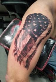 Dvojna velika roka tatoo moški velika roka na sliki tatoo s črno zastavo