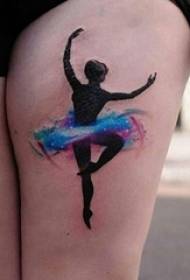 Coscia della ragazza del tatuaggio del ritratto del personaggio sull'immagine colorata del tatuaggio del personaggio