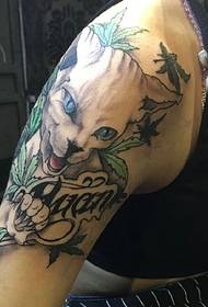 Симпатичная и мощная татуировка с большими руками