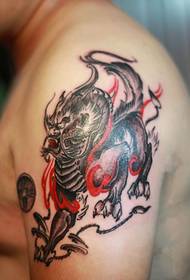 Tatuaggio braccio unicorno fuoco prepotente classico