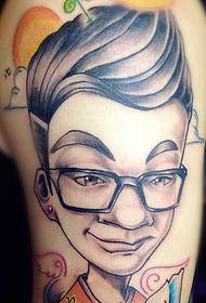 Tatoo la picha nzuri ya kijana mdogo kwenye mkono mkubwa