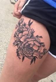 Literāri ziedu tetovējuma meitenes augšstilbi uz ziedu tetovējuma attēla