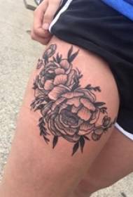 Coscia della ragazza del tatuaggio del fiore letterario sull'immagine del tatuaggio del fiore