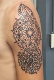 Braço grande tatuagem ilustração braço grande masculino na foto de tatuagem de flor preta