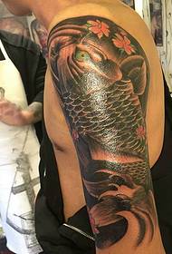 Grande braccio pieno di grandi immagini di tatuaggi di calamari