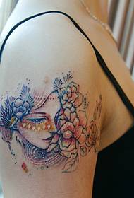 Mycket vackert porträtt av en vacker kvinna med tatuering
