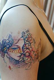 Bellissimo ritratto di una bellissima donna con tatuaggio