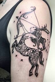 Tattoo lámh mór le duine agus capall