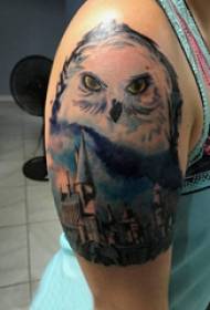 Tatuaggio a doppio braccio ragazza braccio grande sull'immagine del tatuaggio edificio e gufo