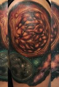 Großer Arm der Jungen auf gemalter geometrischer abstrakter Linie Planetentätowierungsbild der Steigung