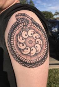 Tattoo slang magische jongen grote arm op zwarte slang tattoo foto