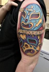 Tattoo maska dječaka velika ruka na obojenim engleskim slikama i maskiranim tetovažama