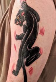 Didelės rankos tatuiruotės iliustracija - vyriška didelė ranka ant spalvoto leopardo tatuiruotės paveikslėlio