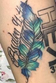 Na slici tetovaže bedara oslikana djevojka s tetovažama u boji pera