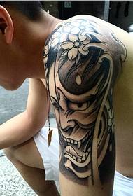 Mkono mkubwa kama tatoo ya tattoo ambayo wanaume hawawezi kuishi bila.