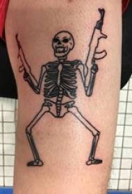 Tatuatge de cuixa masculina amb cuixa a la imatge de tatuatge de crani negre