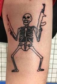 Coxa tatuada menino masculino na imagem de tatuagem caveira preta